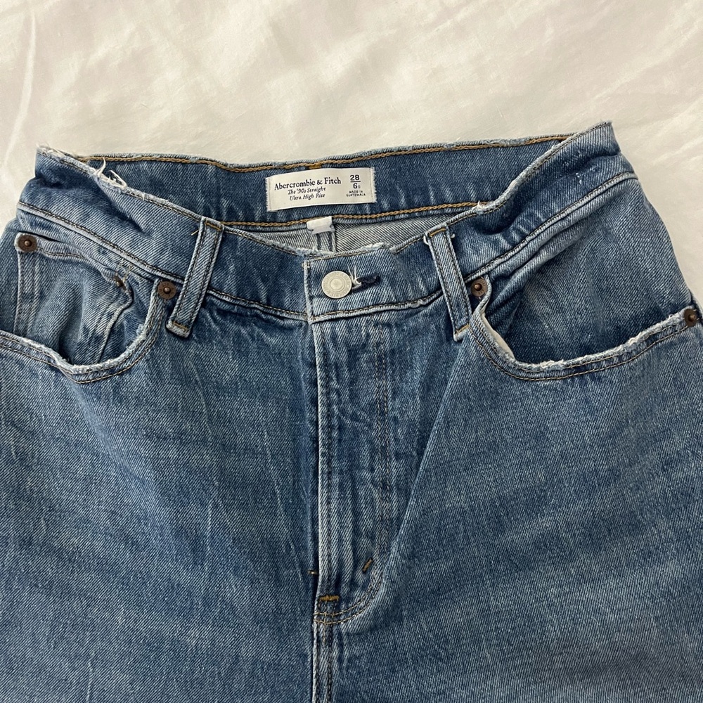 Abercrombie & Fitch 90’s Straight Jeans. Curve Love Petite Medium Wash